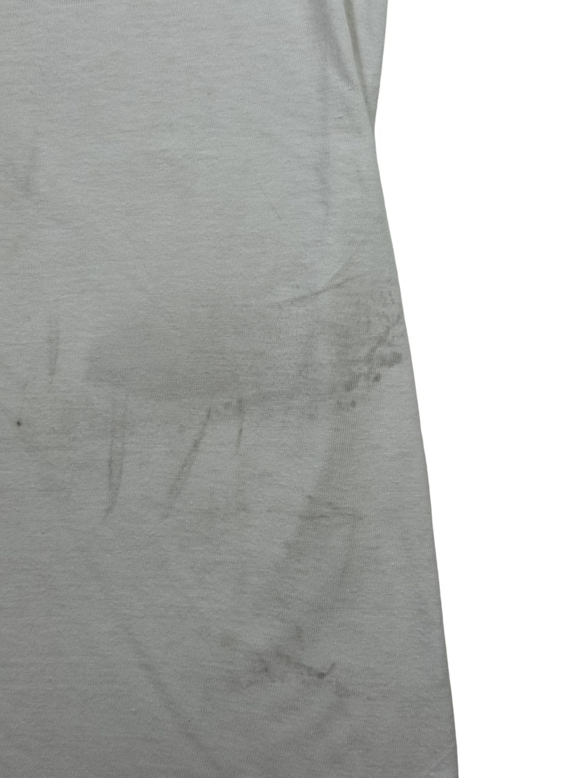 Detailansicht der unteren Seitenpartie mit deutlich sichtbaren, dunkleren Flecken und Tragespuren (Heavy Distressed / Thrashed State) für die Transparenz im Online-Shop.