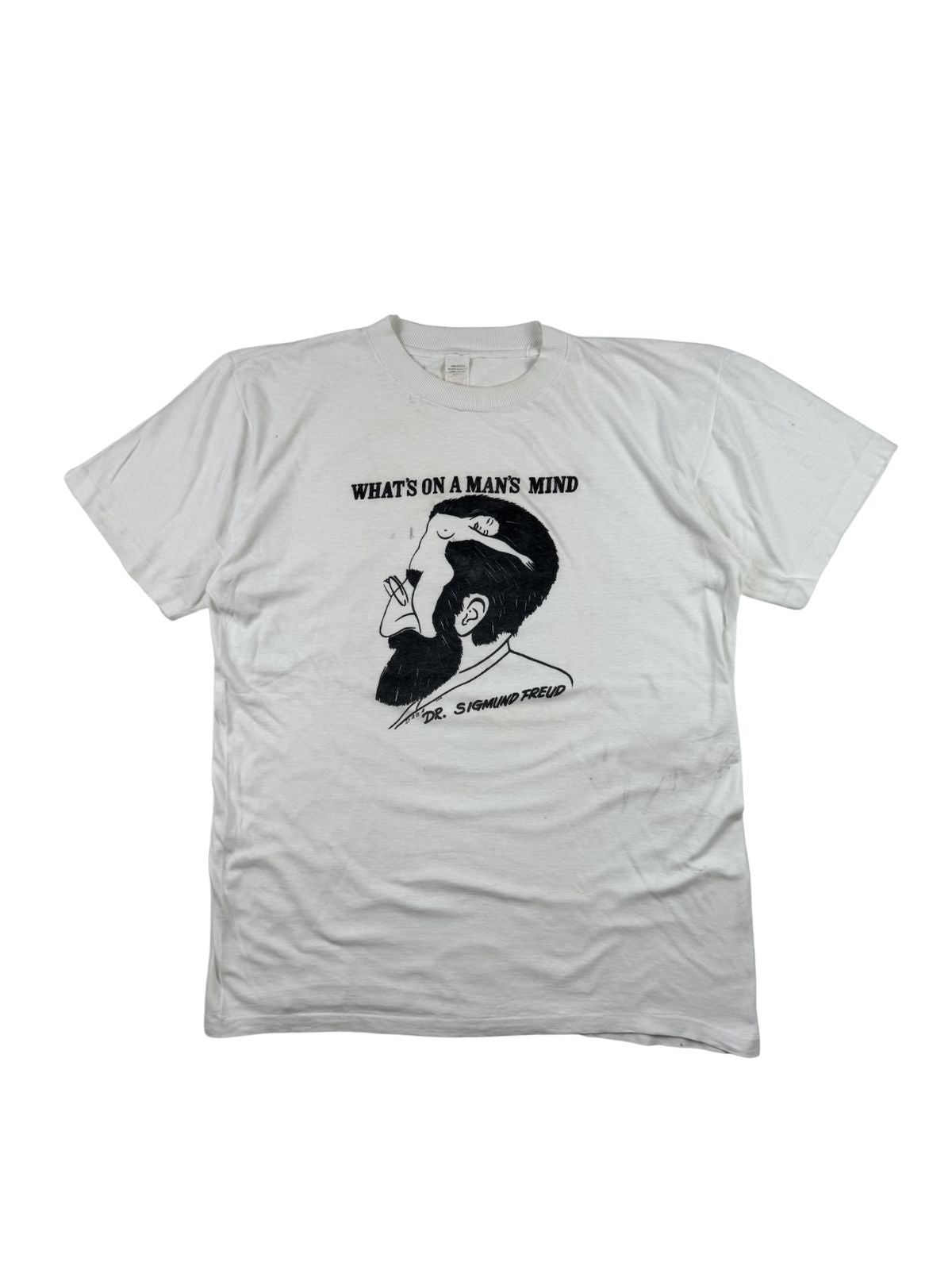 Weißes Vintage Grafik-T-Shirt aus den 1990er Jahren zum Thema Psychologie. Frontansicht mit der schwarzen Karikatur von Dr. Sigmund Freud und der ironischen Aufschrift „WHAT'S ON A MAN'S MIND“.
