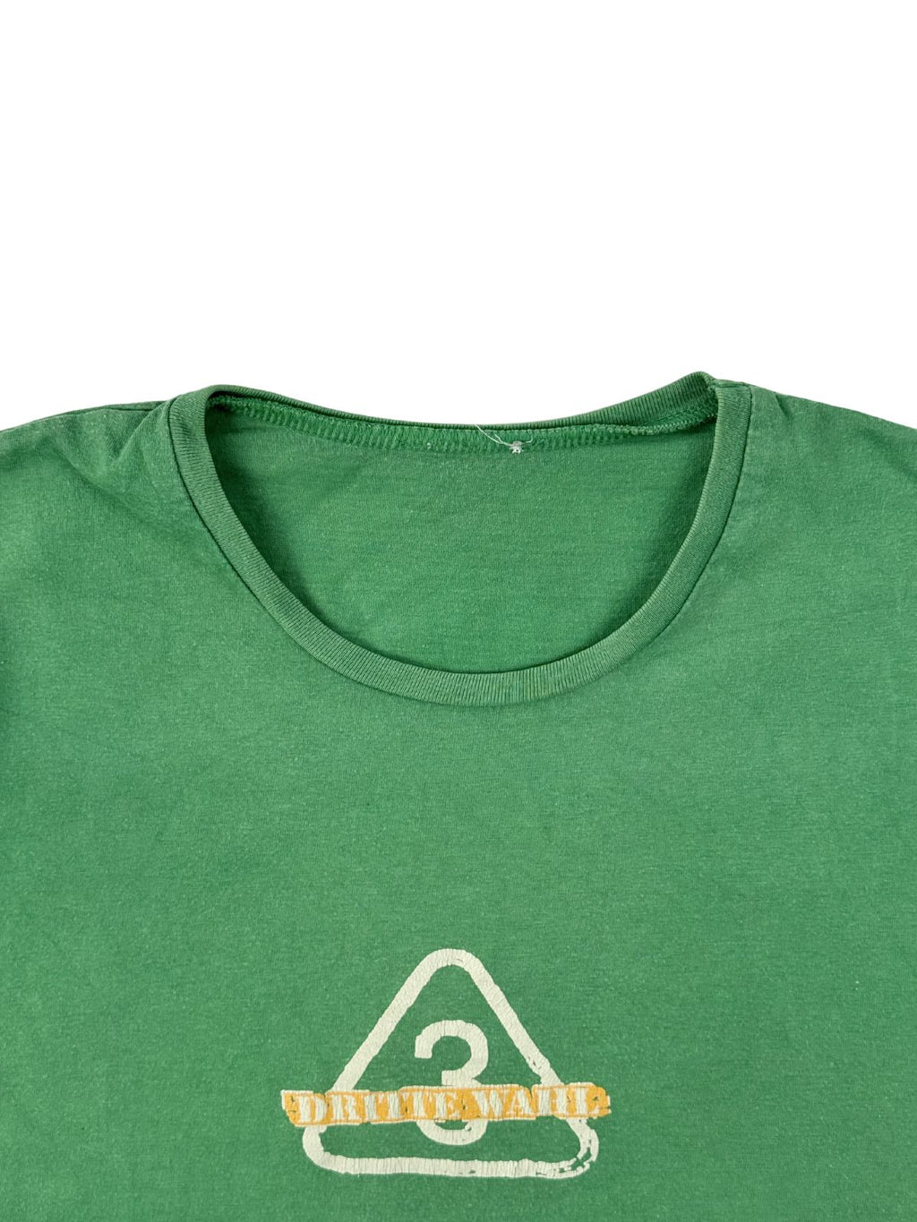 Detailaufnahme des runden Halsausschnitts und des vorderen Prints, der die dreieckige „3“ mit dem orangefarbenen Dritte Wahl Balken im Used-Look zeigt.