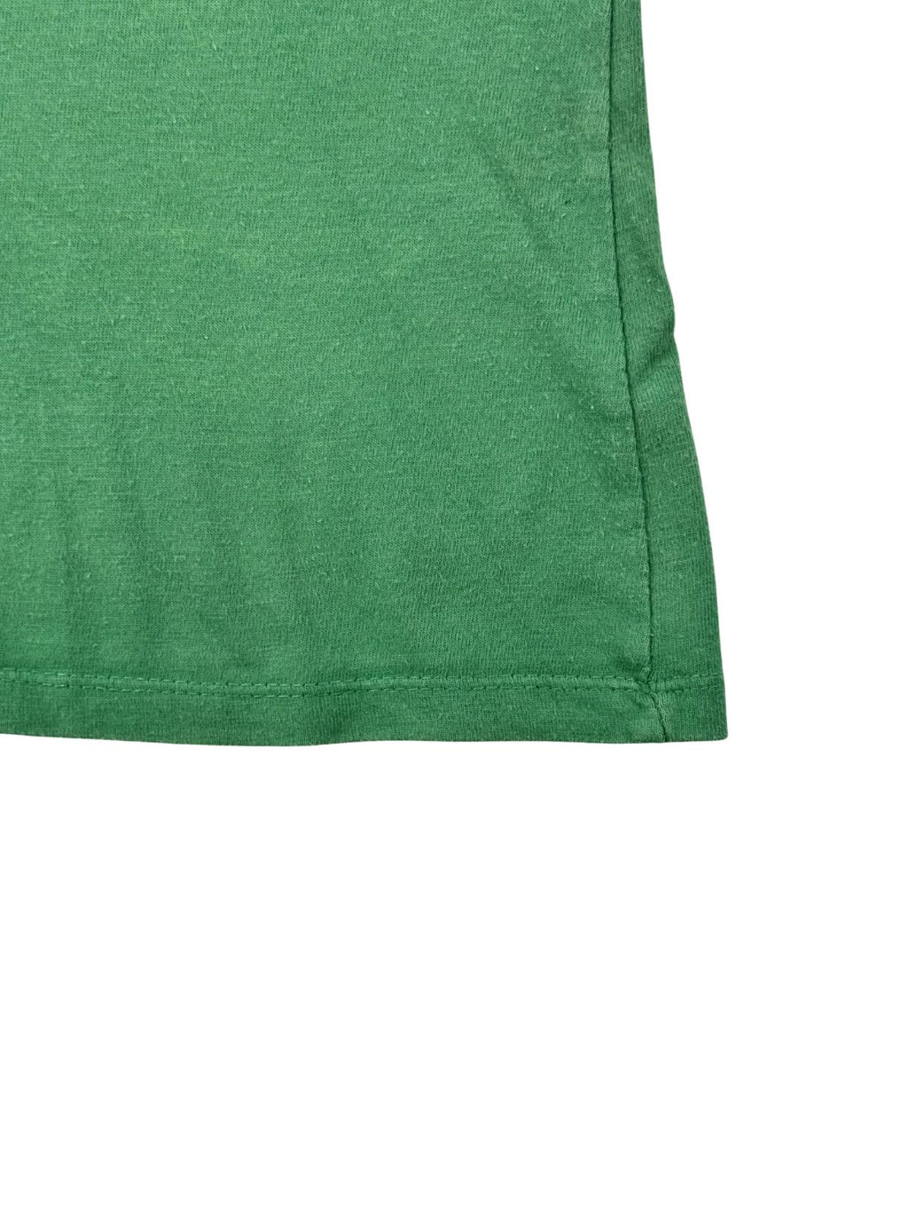 Nahaufnahme der unbeschädigten Doppelnaht am unteren Saum des grünen Punk-Rock-Shirts.
