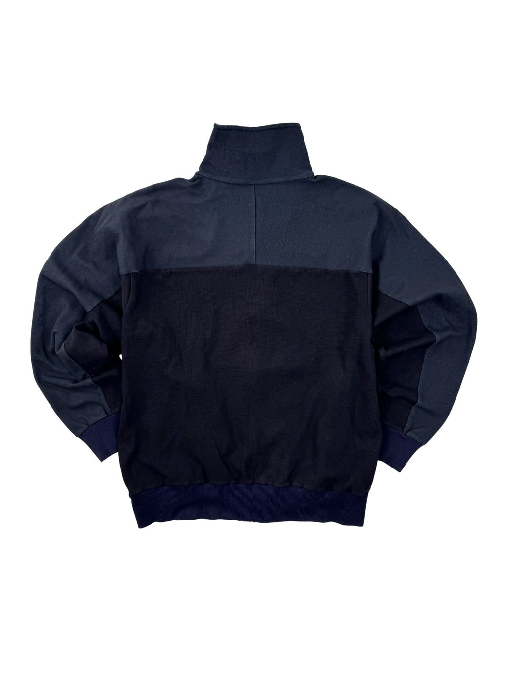 Rückansicht der dunkelblauen Bundeswehr Sportjacke; zweifarbiges Design durch verschiedene Farbeffekte auf Kragen- und Schulterpartie.