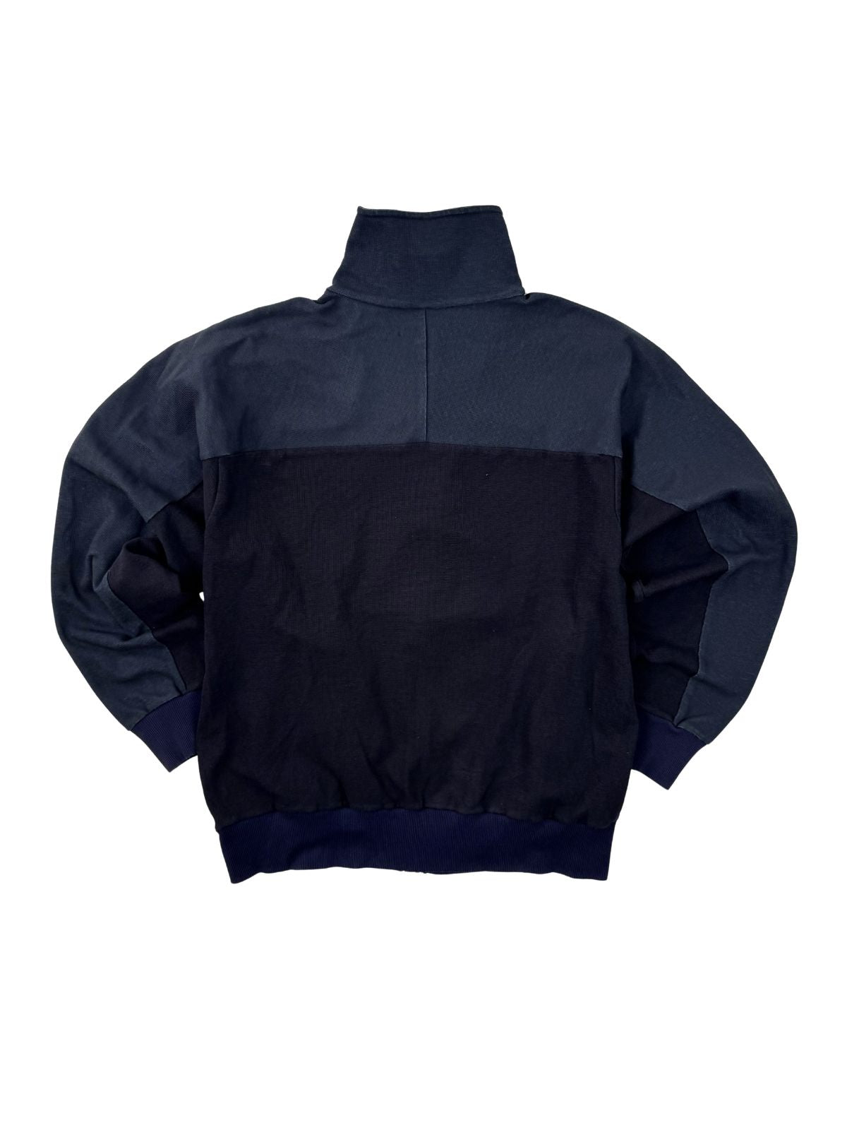 Rückansicht der dunkelblauen Bundeswehr Sportjacke; zweifarbiges Design durch verschiedene Farbeffekte auf Kragen- und Schulterpartie.