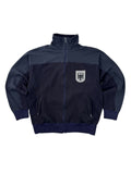 Vorderansicht einer dunkelblau eingefärbten Vintage Bundeswehr Trainingsjacke der 90er Jahre mit handgesticktem Bundesadler-Logo auf weißem Patch.