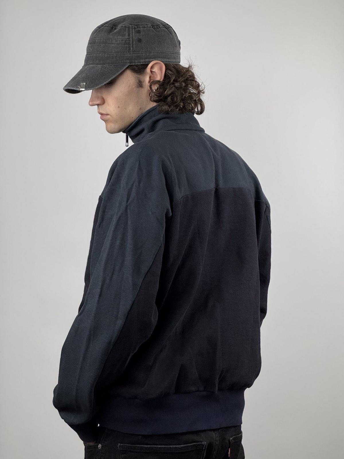 Rückansicht der getragenen Trainingsjacke; zeigt den lockeren Vintage-Schnitt und die farblichen Nuancen der Schulterpartie.