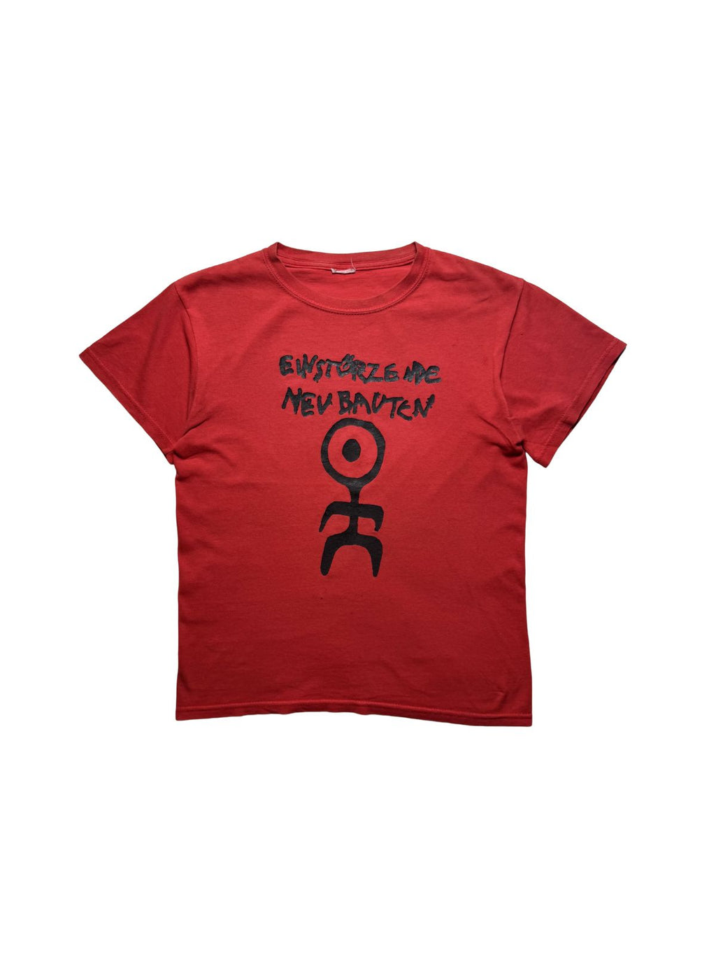 Rotes Vintage Einstürzende Neubauten T-Shirt aus den 2000er Jahren in der Frontansicht. Klassisches Industrial-Bandshirt mit schwarzem Band-Schriftzug und dem kultigen Strichmännchen-Logo.