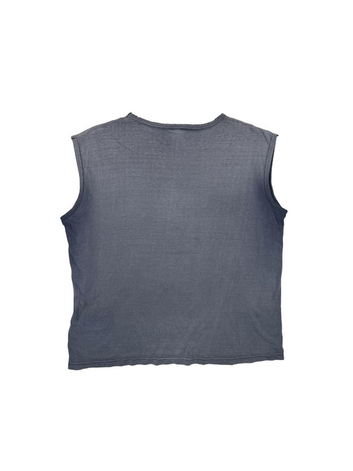 Rückansicht des ärmellosen Vintage-Shirts; zeigt die ungleichmäßige, authentische Ausbleichung des Stoffes durch Sonneneinstrahlung in verschiedenen Grautönen.