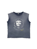 Vorderansicht eines grau-blauen Vintage Che Guevara Tank Tops aus den 1990ern; zeigt das ikonische Porträt von Ernesto „Che“ Guevara in weißem Siebdruck auf stark sonnengebleichtem (sun-faded) Stoff.