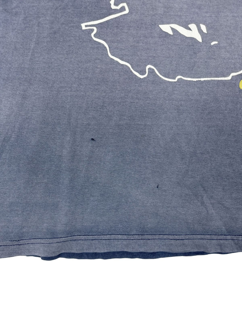 Detailansicht des unteren Saums; zeigt authentische kleine Löcher (Pinholes) und Gebrauchsspuren im dünnen Vintage-Baumwollstoff.