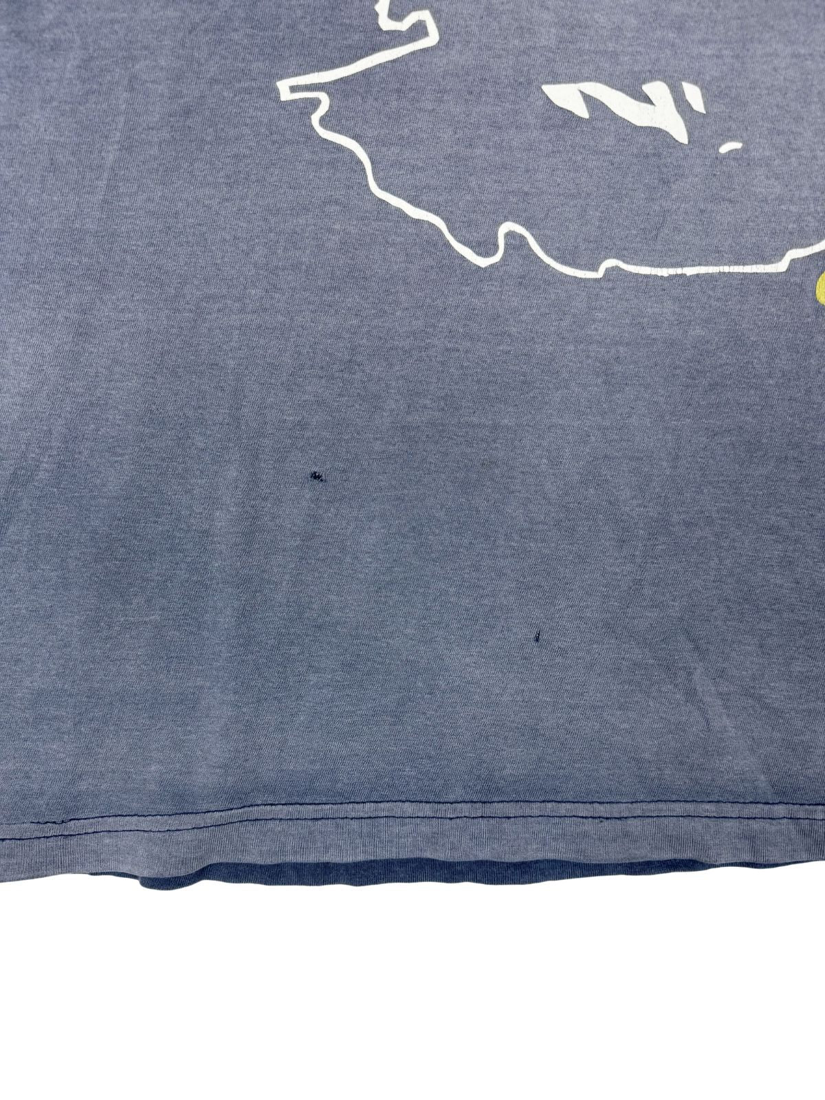 Detailansicht des unteren Saums; zeigt authentische kleine Löcher (Pinholes) und Gebrauchsspuren im dünnen Vintage-Baumwollstoff.
