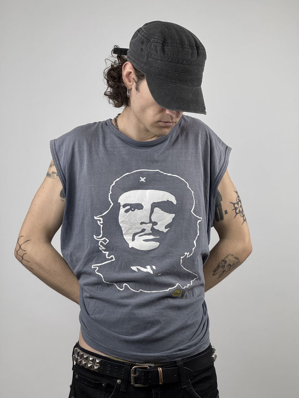 Frontalaufnahme des Modells mit verschränkten Armen hinter dem Rücken; Fokus auf der Platzierung des Che Guevara Prints und der verwaschenen Vintage-Ästhetik.