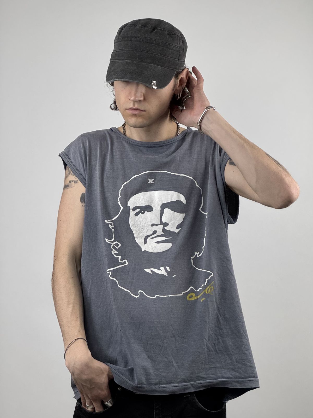 Ein Model trägt das Che Guevara Tank Top; zeigt die lockere Passform und das markante grafische Motiv im Streetwear-Stil.