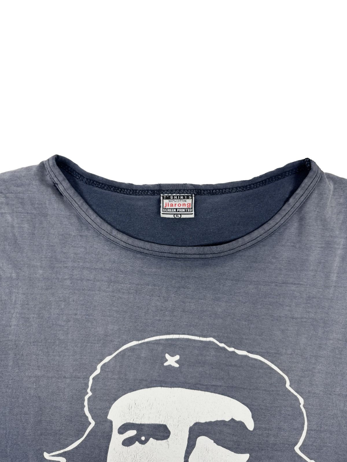 Nahaufnahme des Nackenetiketts: Weißes Tag der Marke „jiarong Screen Printed“, Größe XL, eingenäht in den ausgefransten Rundhalsausschnitt des Vintage-Tops.