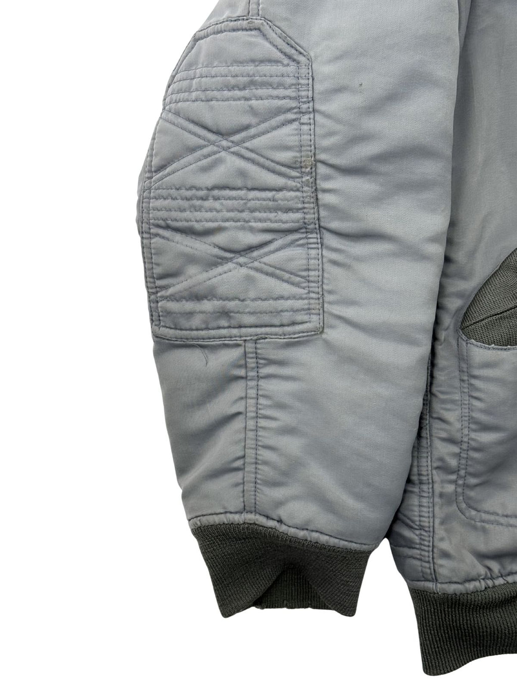 Detailaufnahme des rechten Ärmels; zeigt die wattierte Ellbogenverstärkung und die verwaschenen Bündchen der Fliegerjacke.