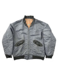 Vorderseite einer vintage deutschen Fliegerjacke in verwaschenem Hellblau; zeigt die utility pockets und den distressed Look des Bundeswehr-Originals.