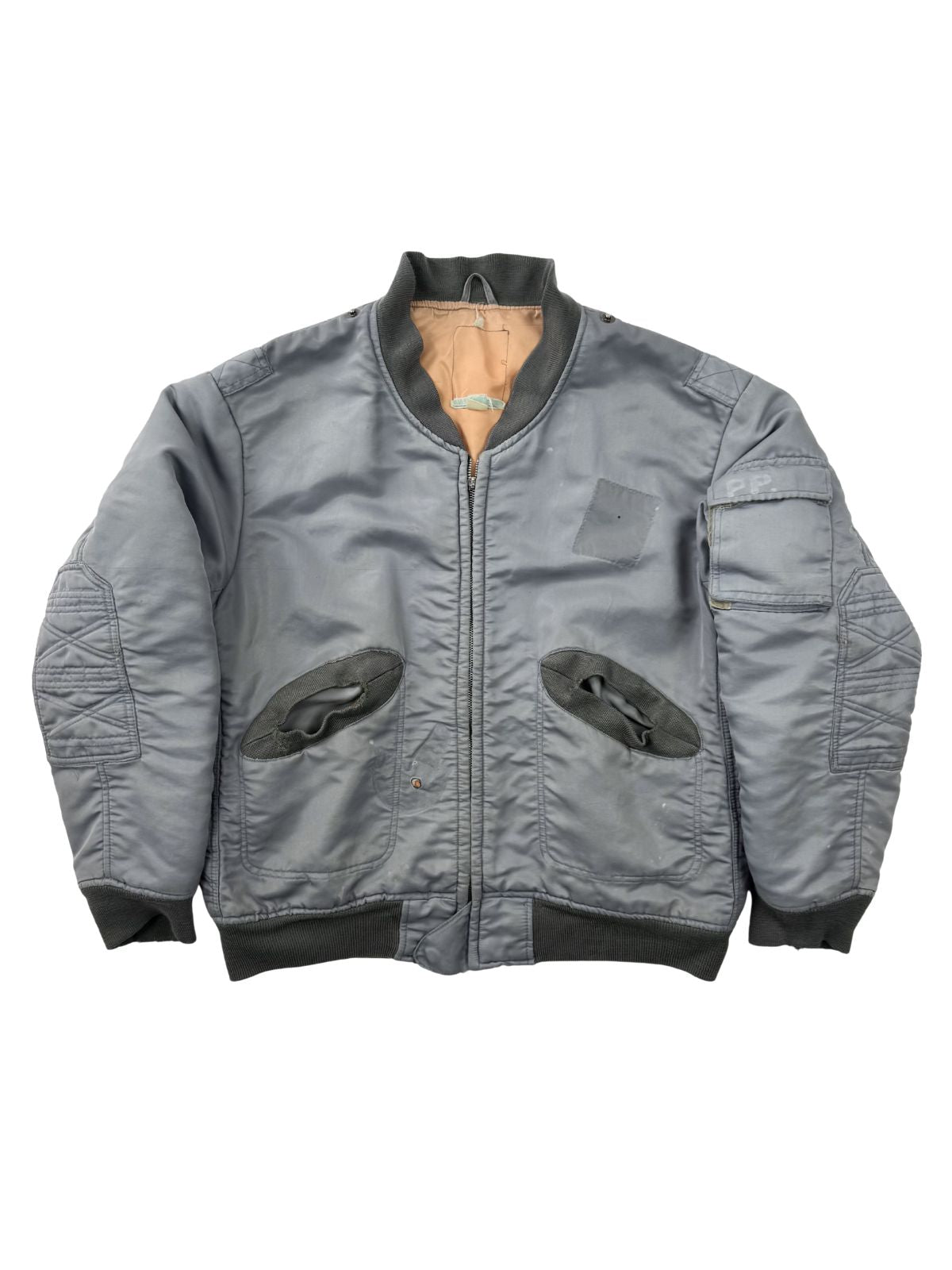 Vorderseite einer vintage deutschen Fliegerjacke in verwaschenem Hellblau; zeigt die utility pockets und den distressed Look des Bundeswehr-Originals.