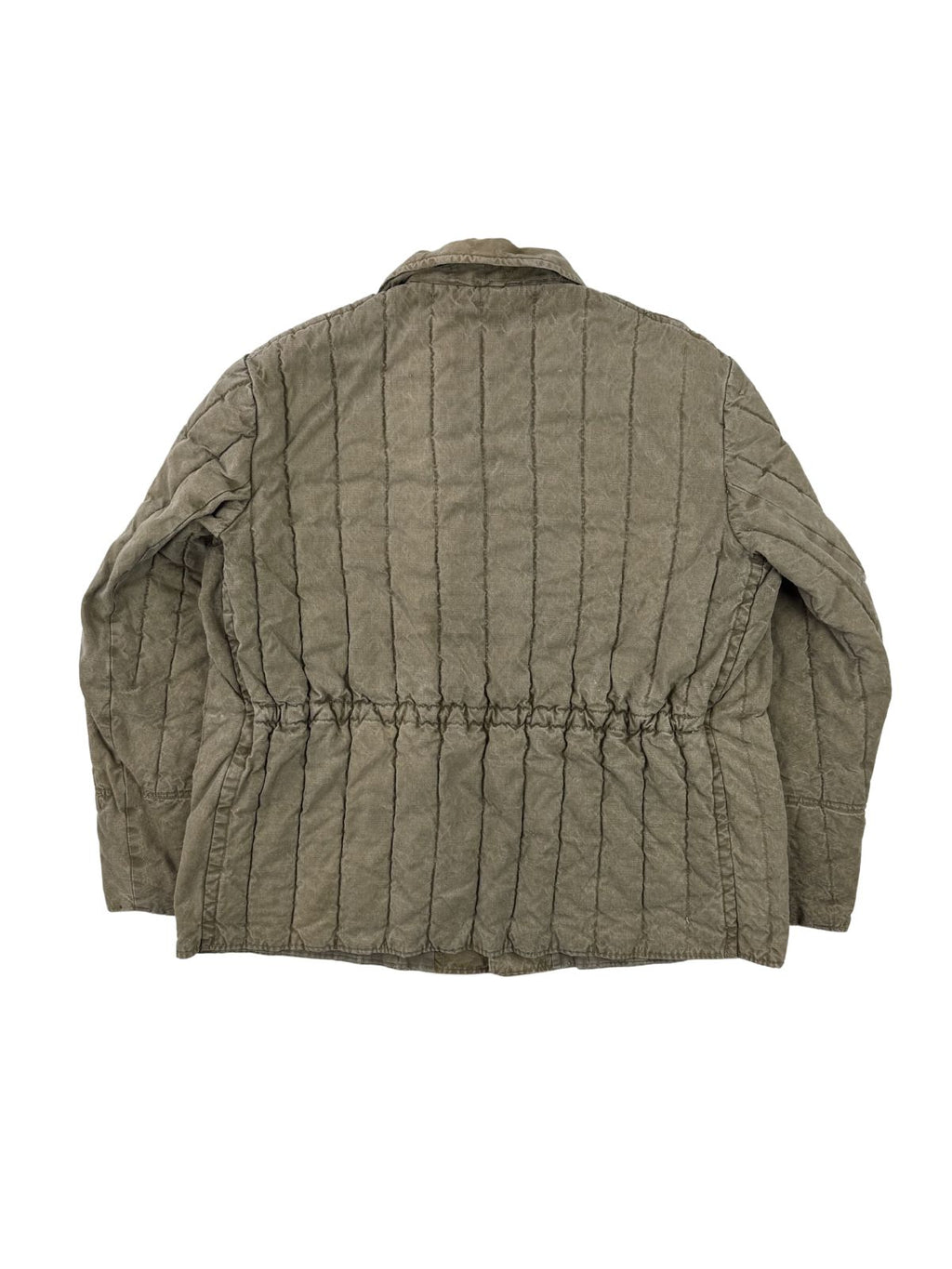 Rückansicht einer oliv-braunen, gesteppten Vintage Telogreika Winterjacke der sowjetischen Armee (UdSSR) aus den 1960er Jahren. Gut erkennbar sind die charakteristischen vertikalen Steppnähte und der elastische Tunnelzug im Taillenbereich. Flatlay auf weißem Hintergrund.