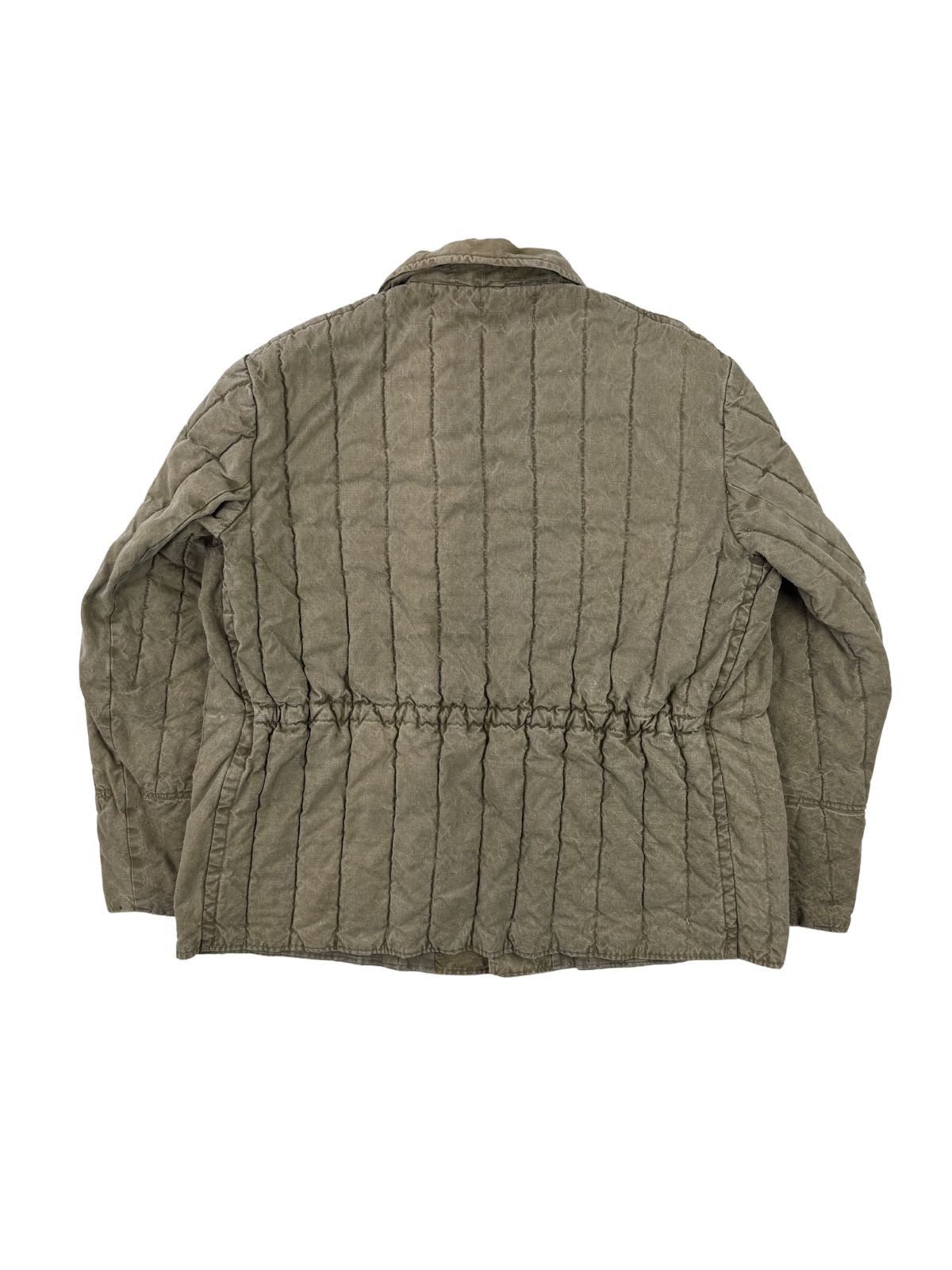 Rückansicht einer oliv-braunen, gesteppten Vintage Telogreika Winterjacke der sowjetischen Armee (UdSSR) aus den 1960er Jahren. Gut erkennbar sind die charakteristischen vertikalen Steppnähte und der elastische Tunnelzug im Taillenbereich. Flatlay auf weißem Hintergrund.
