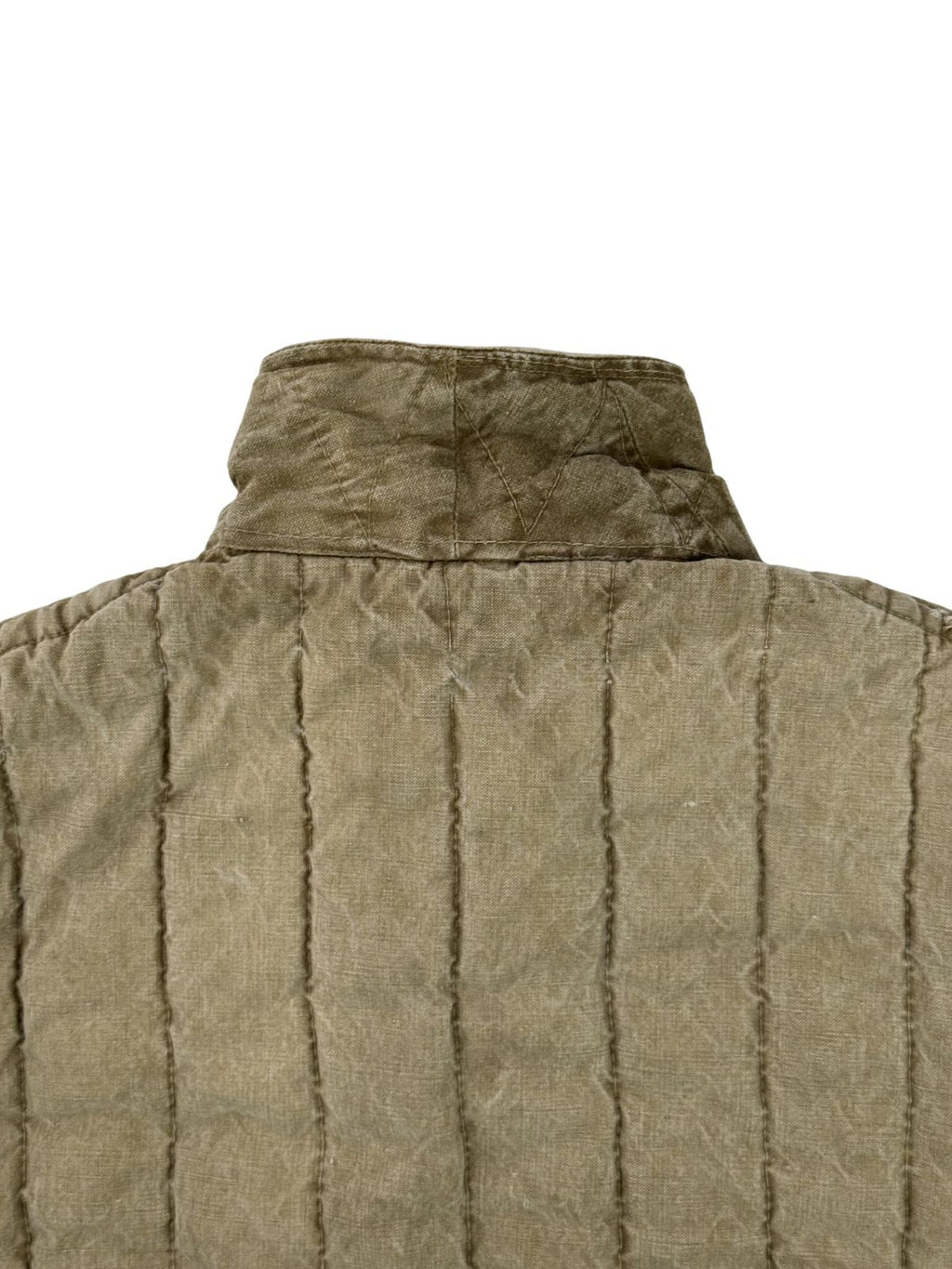 Nahaufnahme der oberen Rückseite und des Kragens der sowjetischen Militär-Steppjacke. Zu sehen sind der hochgestellte Umlegekragen mit Zickzack-Verstärkungsnähten (Unterkragen-Steppung) sowie der verwaschene Canvas-Stoff mit den vertikalen Stepplinien.
