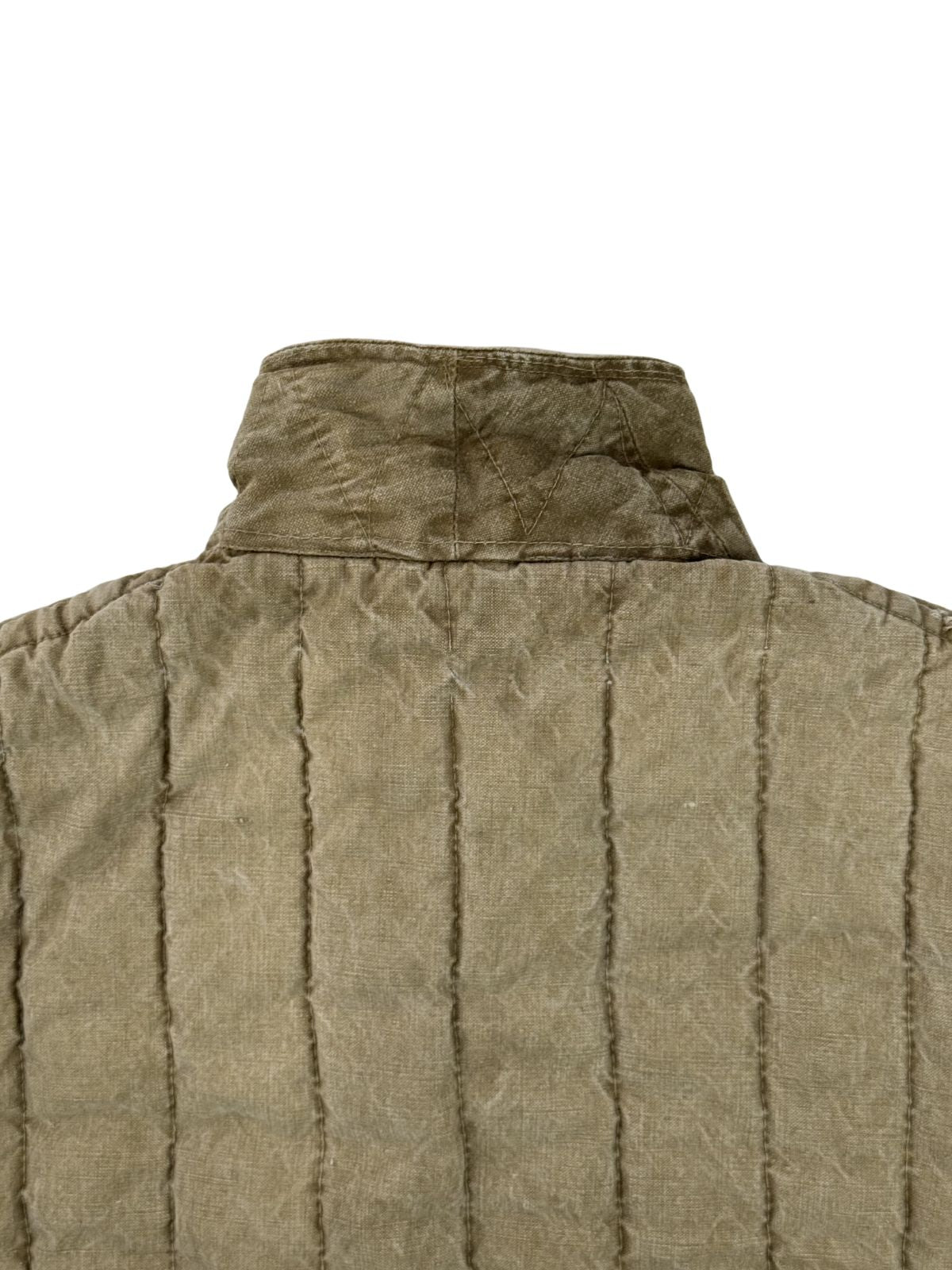 Nahaufnahme der oberen Rückseite und des Kragens der sowjetischen Militär-Steppjacke. Zu sehen sind der hochgestellte Umlegekragen mit Zickzack-Verstärkungsnähten (Unterkragen-Steppung) sowie der verwaschene Canvas-Stoff mit den vertikalen Stepplinien.