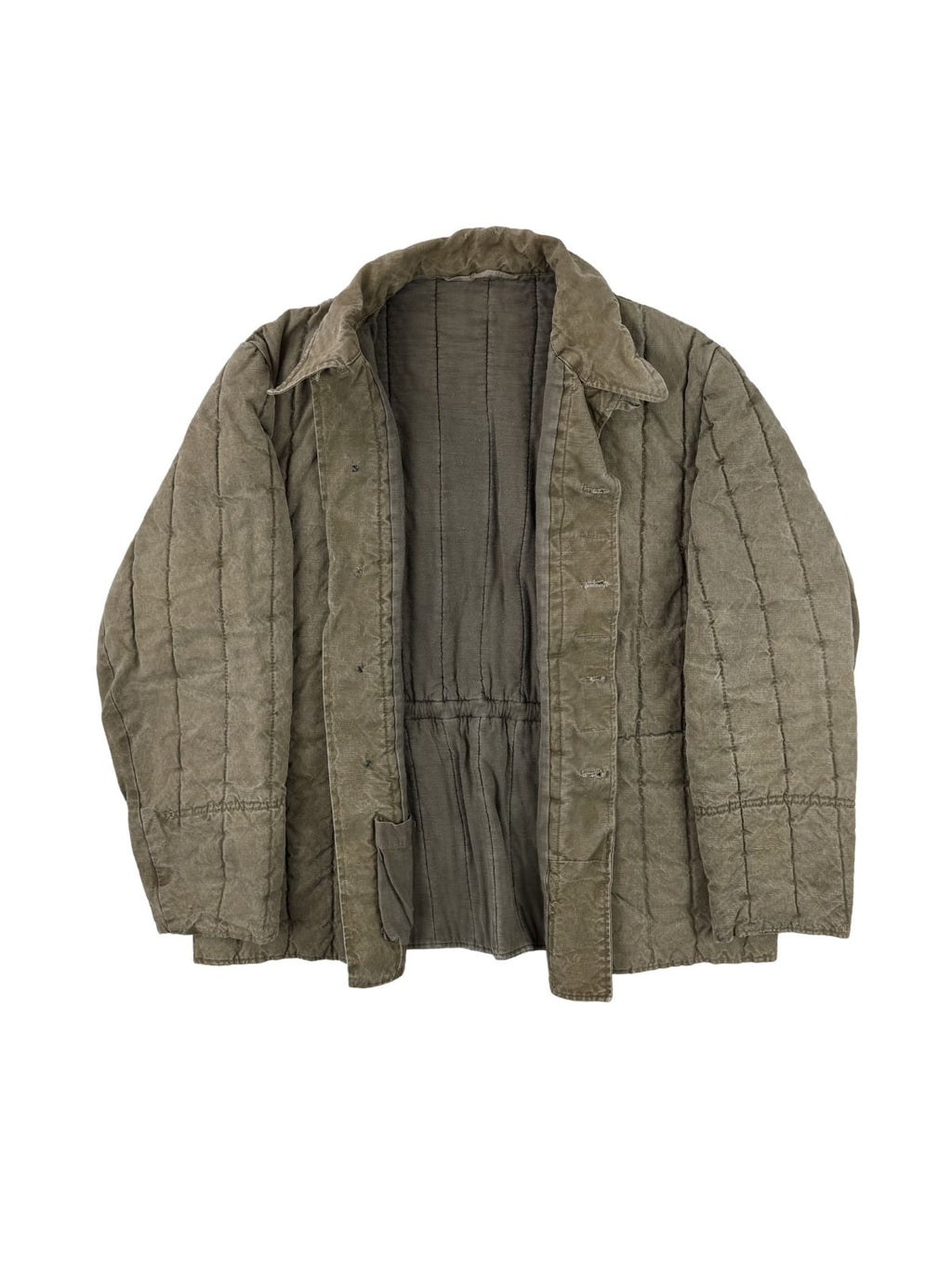 Vorderansicht der geöffneten sowjetischen Watnik-Steppjacke im Flatlay. Die Jacke zeigt eine durchgehende Knopfleiste, einen klassischen Umlegekragen und ein farblich passendes, gestepptes Innenfutter.