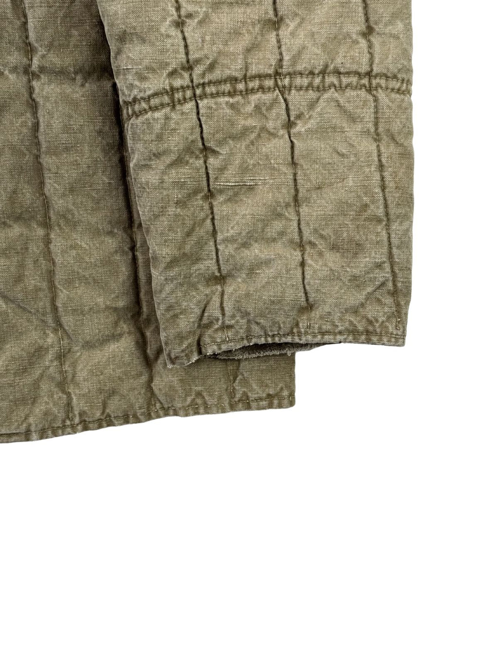 Nahaufnahme des Ärmelbündchens der sowjetischen Winterjacke mit quer verlaufenden Verstärkungsnähten zur Überprüfung des authentischen Vintage-Zustands.