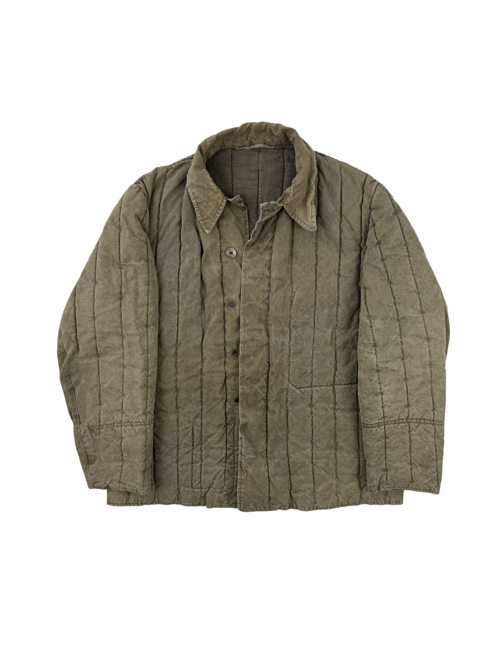 Komplettansicht der Vorderseite einer khakifarbenen, gesteppten Vintage Telogreika Winterjacke (Watnik) der sowjetischen Armee (UdSSR) aus den 1960er Jahren. Die wattierte Jacke ist geschlossen und zeigt ihre typische Längssteppung sowie den klassischen Umlegekragen. Flatlay auf weißem Hintergrund.