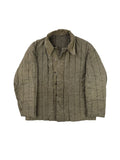 Komplettansicht der Vorderseite einer khakifarbenen, gesteppten Vintage Telogreika Winterjacke (Watnik) der sowjetischen Armee (UdSSR) aus den 1960er Jahren. Die wattierte Jacke ist geschlossen und zeigt ihre typische Längssteppung sowie den klassischen Umlegekragen. Flatlay auf weißem Hintergrund.