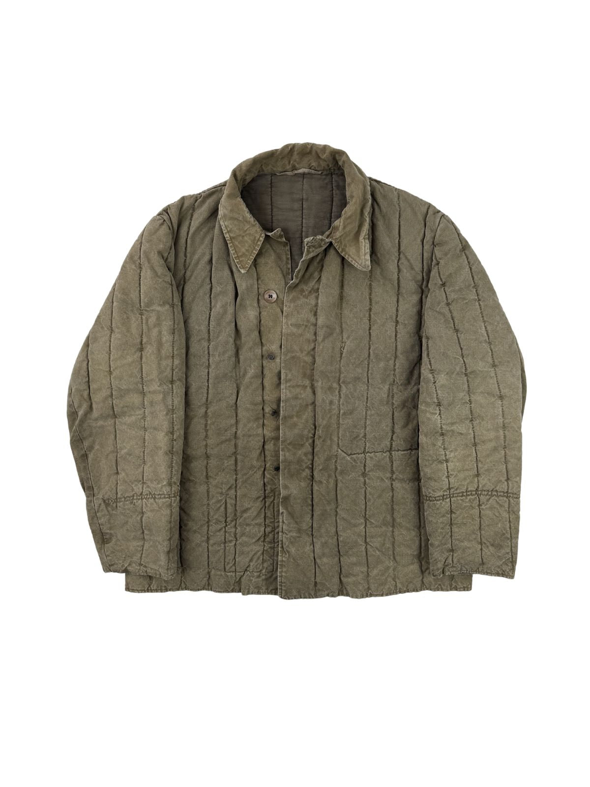 Komplettansicht der Vorderseite einer khakifarbenen, gesteppten Vintage Telogreika Winterjacke (Watnik) der sowjetischen Armee (UdSSR) aus den 1960er Jahren. Die wattierte Jacke ist geschlossen und zeigt ihre typische Längssteppung sowie den klassischen Umlegekragen. Flatlay auf weißem Hintergrund.