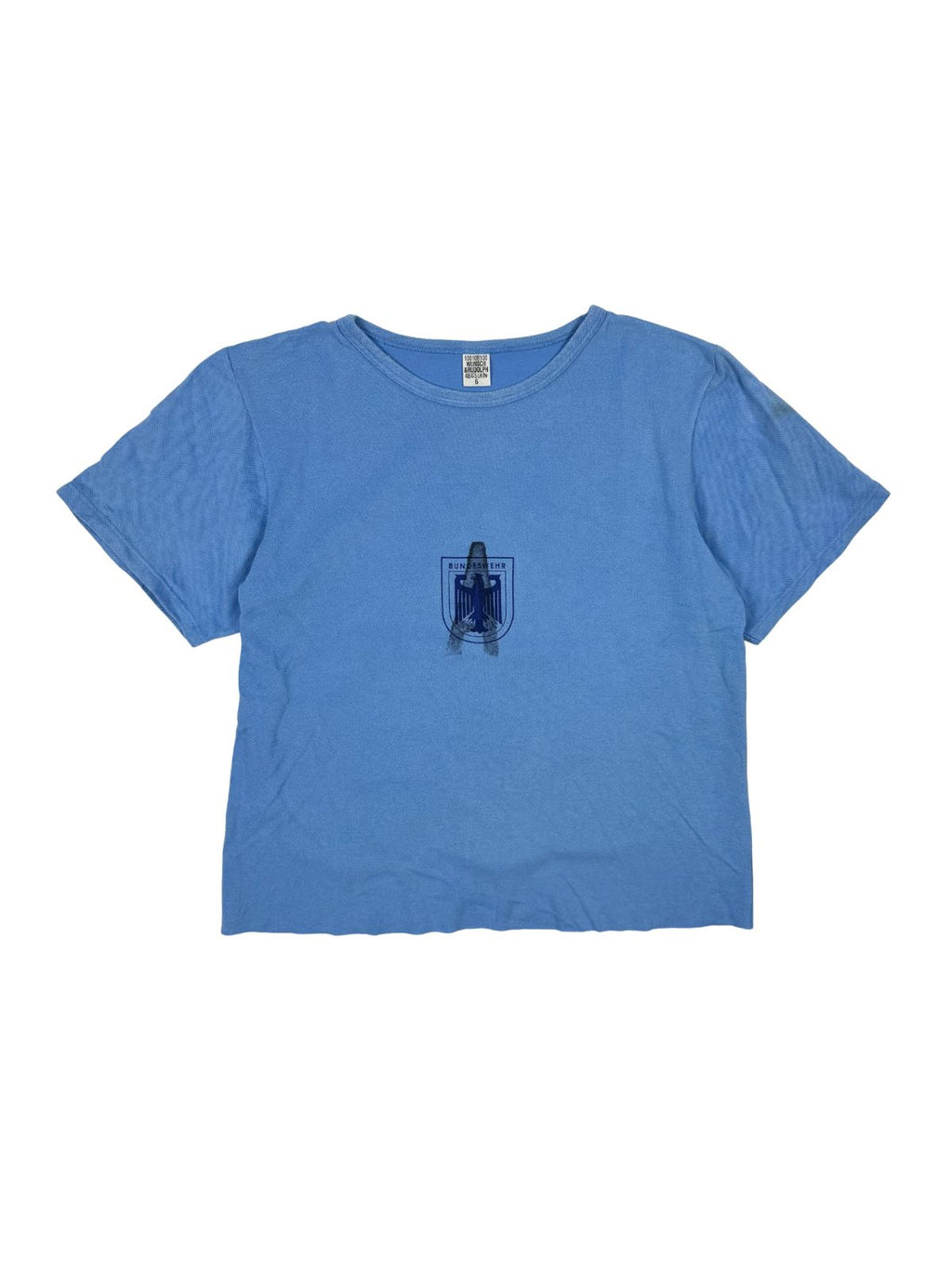 Vorderansicht eines hellblauen Vintage Bundeswehr Sport-T-Shirts aus den 1980ern mit einem runden dunkelblauen Grafikprint, der den Bundesadler und den Schriftzug „BUNDESWEHR“, sowie ein großes "A" darüber gestempelt zeigt.