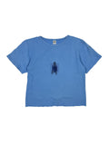 Vorderansicht eines hellblauen Vintage Bundeswehr Sport-T-Shirts aus den 1980ern mit einem runden dunkelblauen Grafikprint, der den Bundesadler und den Schriftzug „BUNDESWEHR“, sowie ein großes "A" darüber gestempelt zeigt.