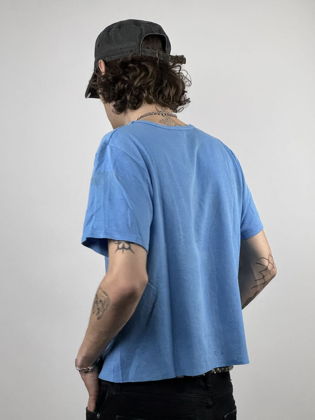 Seitliche Ansicht des getragenen Vintage-Sportshirts; verdeutlicht die Ärmelform und den Schnitt im getragenen Zustand.