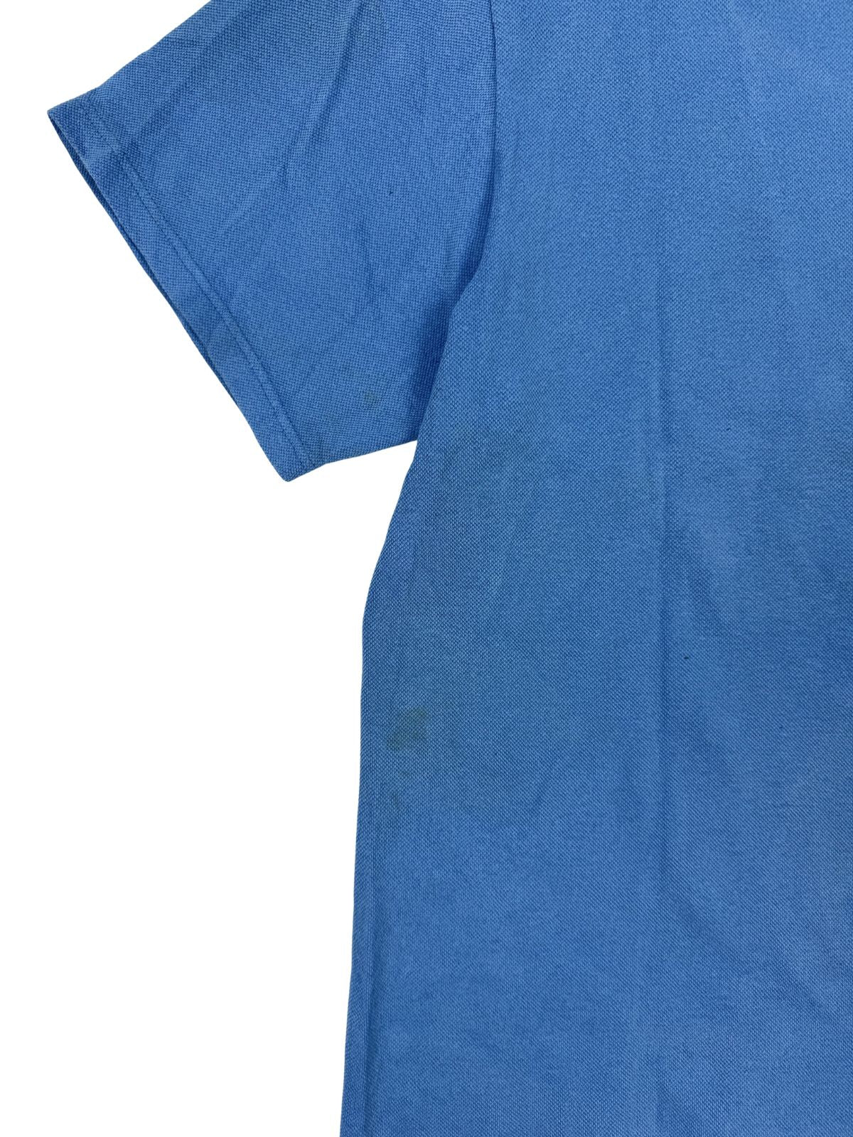 Detailaufnahme der Ärmelnaht am linken Ärmel; zeigt leichte, gelbliche Vintage-Flecken auf dem hellblauen Stoff.