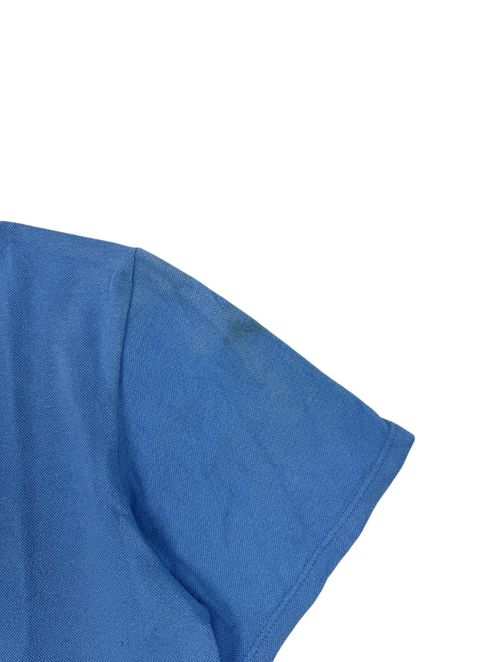 Nahaufnahme des rechten Ärmelbereichs; zeigt authentische Gebrauchsspuren und leichte Verfärbungen auf dem T-Shirt-Stoff.