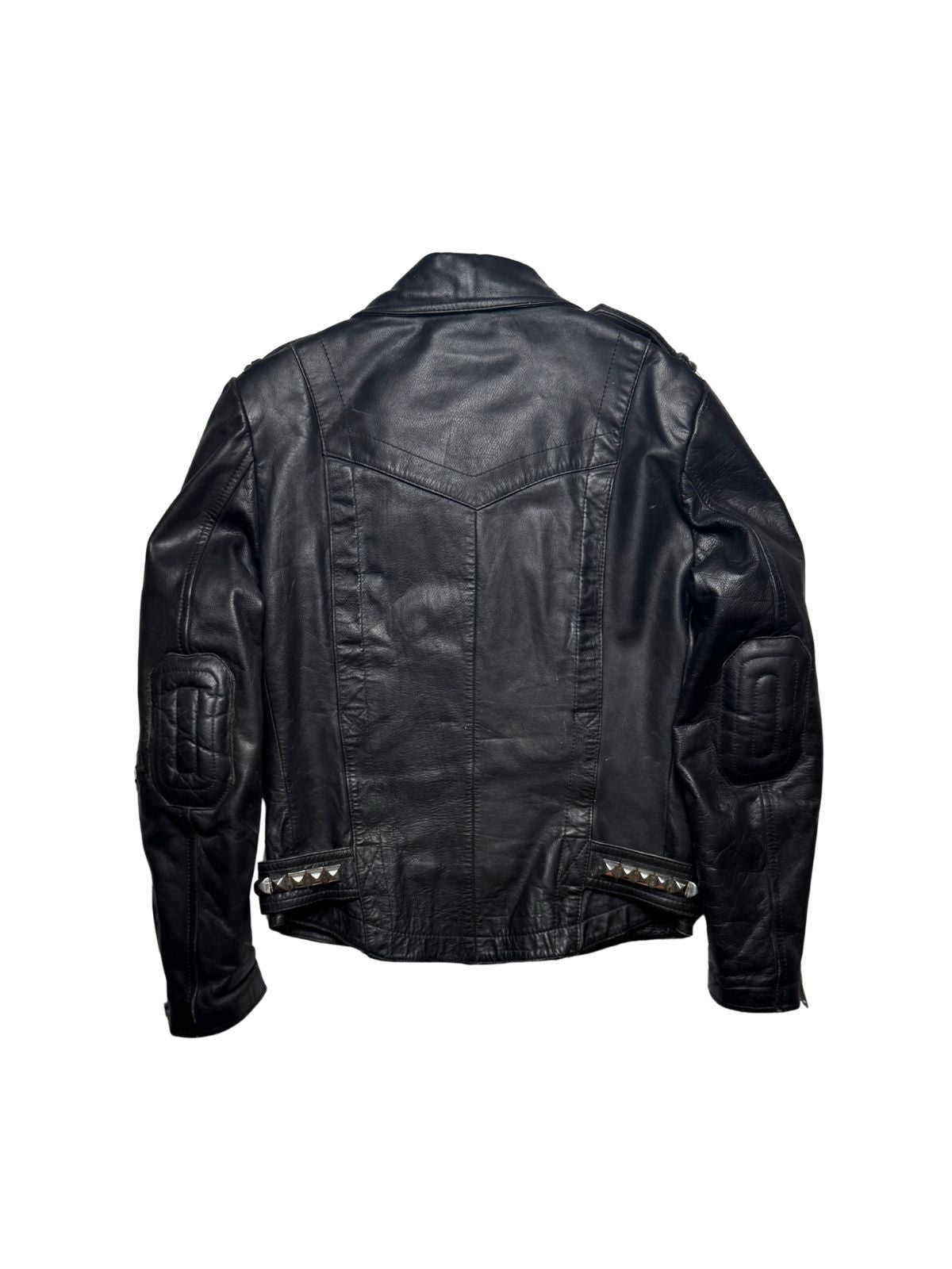 Rückseite der schwarzen Vintage Biker-Lederjacke in der Gesamtansicht mit Western-Passe, Ellenbogen-Polsterungen und Nietensäumen.