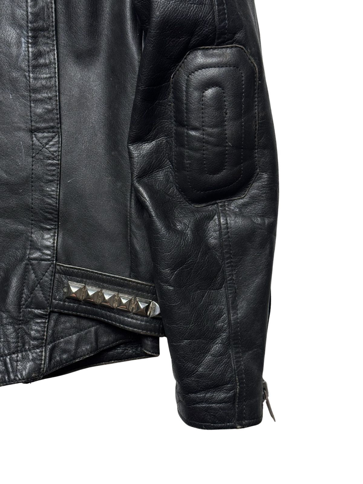 Detailaufnahme des Ärmels mit der gepolsterten Ellenbogen-Verstärkung (Elbow Patch) im Biker-Stil.