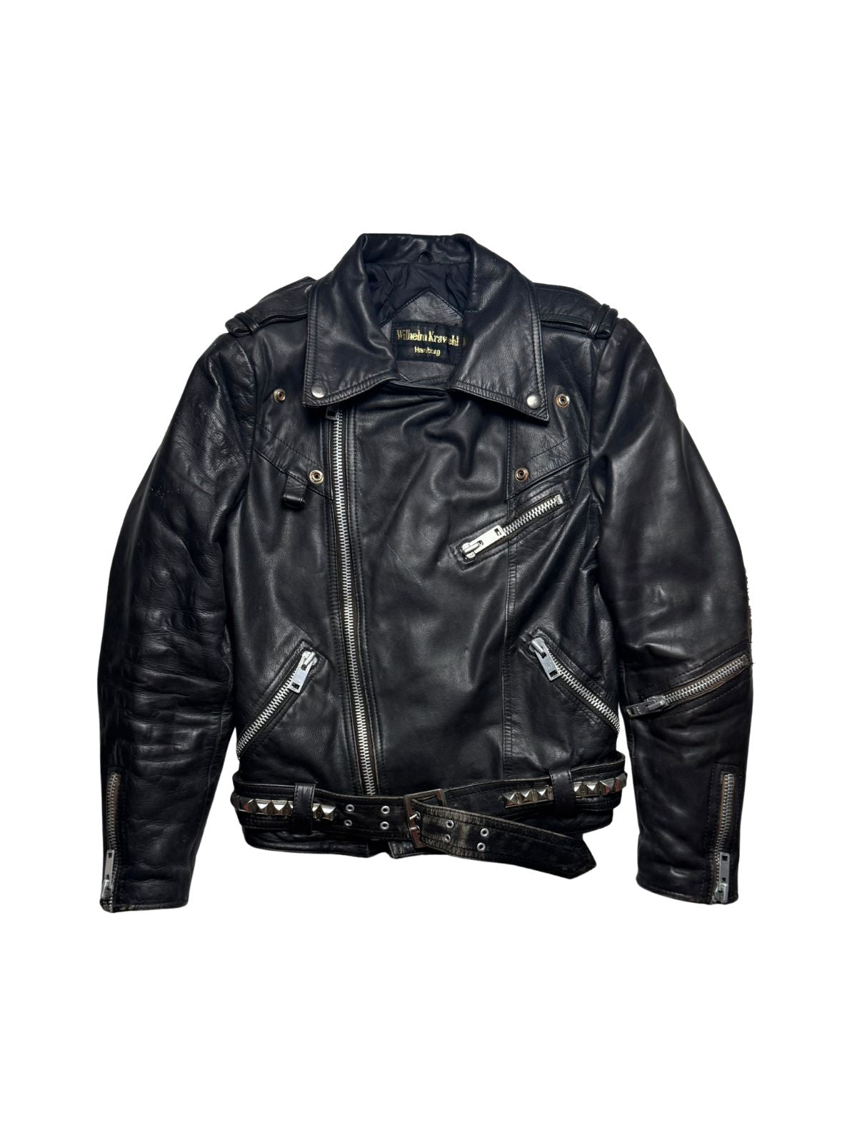 Geschlossene Vorderansicht der schwarzen 80s Biker-Lederjacke mit Nietendetails am Saumbund und klassischem Reverskragen.