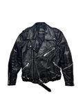 Deutsche Vintage Punk-Lederjacke aus den 1980er Jahren von Wilhelm Krawehl Hamburg in der vorderen Gesamtansicht mit verstellbarem Nietengürtel und asymmetrischem Reißverschluss.