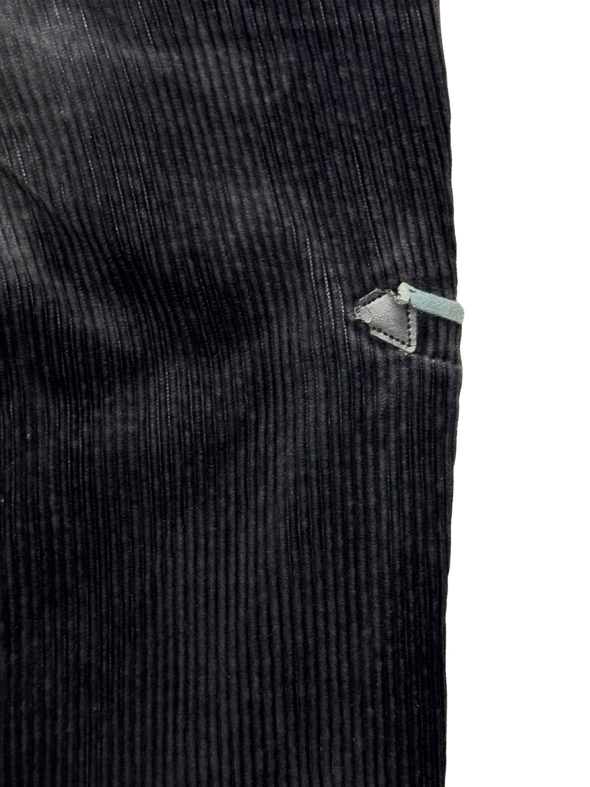 Detailansicht der rechten seitlichen Werkzeugtasche (Zollstocktasche) der Zimmermannshose mit Lleder-Eckenverstärkung.
