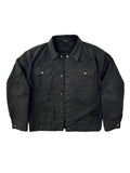 Vorderseite einer schwarzen Vintage German Workwear Jacke aus Baumwoll-Canvas; zeigt den boxy Schnitt, Brusttaschen und die verwaschene schwarze Farbe.