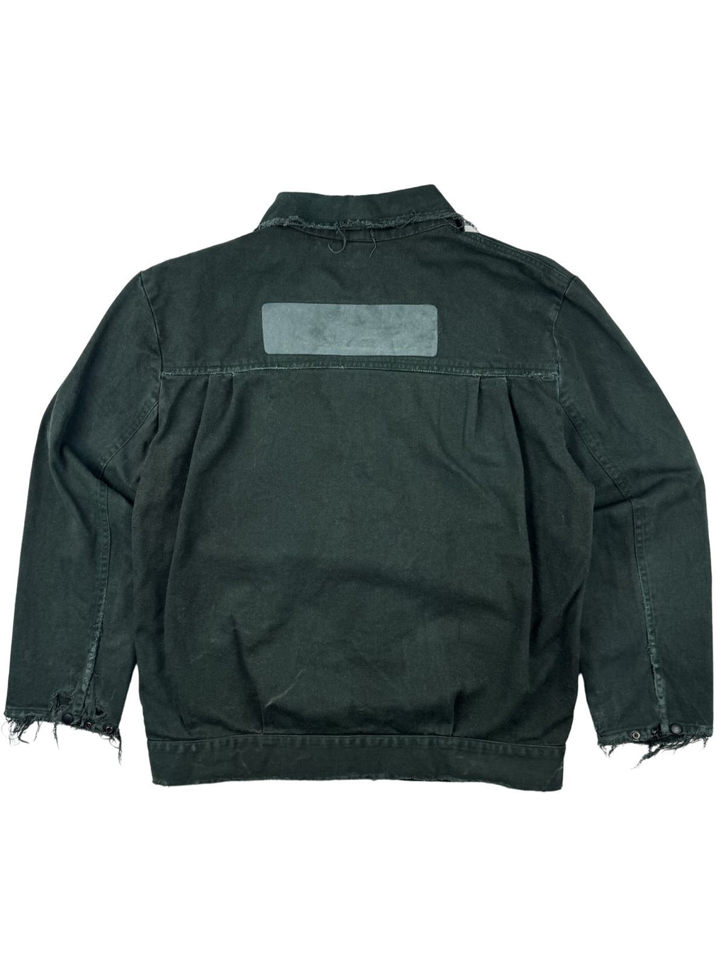Vintage deutsche Workwear-Jacke aus robustem Canvas-Stoff in verwaschenem Dunkelgrün, Rückseite in der Gesamtansicht mit einer markanten, helleren rechteckigen Ausbleichung auf der Schulterpasse.