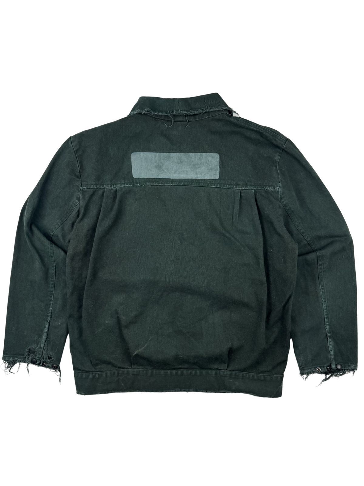 Vintage deutsche Workwear-Jacke aus robustem Canvas-Stoff in verwaschenem Dunkelgrün, Rückseite in der Gesamtansicht mit einer markanten, helleren rechteckigen Ausbleichung auf der Schulterpasse.