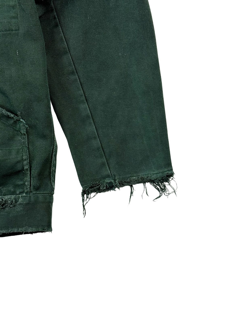 Detailansicht des linken vorderen Ärmelbunds mit komplett ausgefranstem Saum und herabhängenden Fäden im authentischen Grunge-Style.