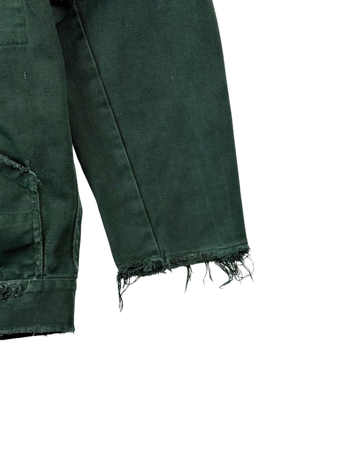 Detailansicht des linken vorderen Ärmelbunds mit komplett ausgefranstem Saum und herabhängenden Fäden im authentischen Grunge-Style.