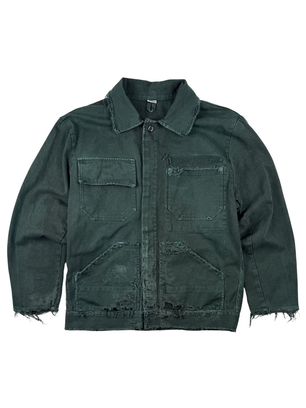 Vintage deutsche Workwear-Jacke der Marke Workdress in der vorderen Gesamtansicht. Ausgewaschene, dunkelgrüne Canvas-Jacke mit vier aufgesetzten Taschen, ausgefranstem Kragen und extremen Distressed-Verschleißspuren im Grunge-Stil.