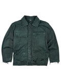 Vintage deutsche Workwear-Jacke der Marke Workdress in der vorderen Gesamtansicht. Ausgewaschene, dunkelgrüne Canvas-Jacke mit vier aufgesetzten Taschen, ausgefranstem Kragen und extremen Distressed-Verschleißspuren im Grunge-Stil.