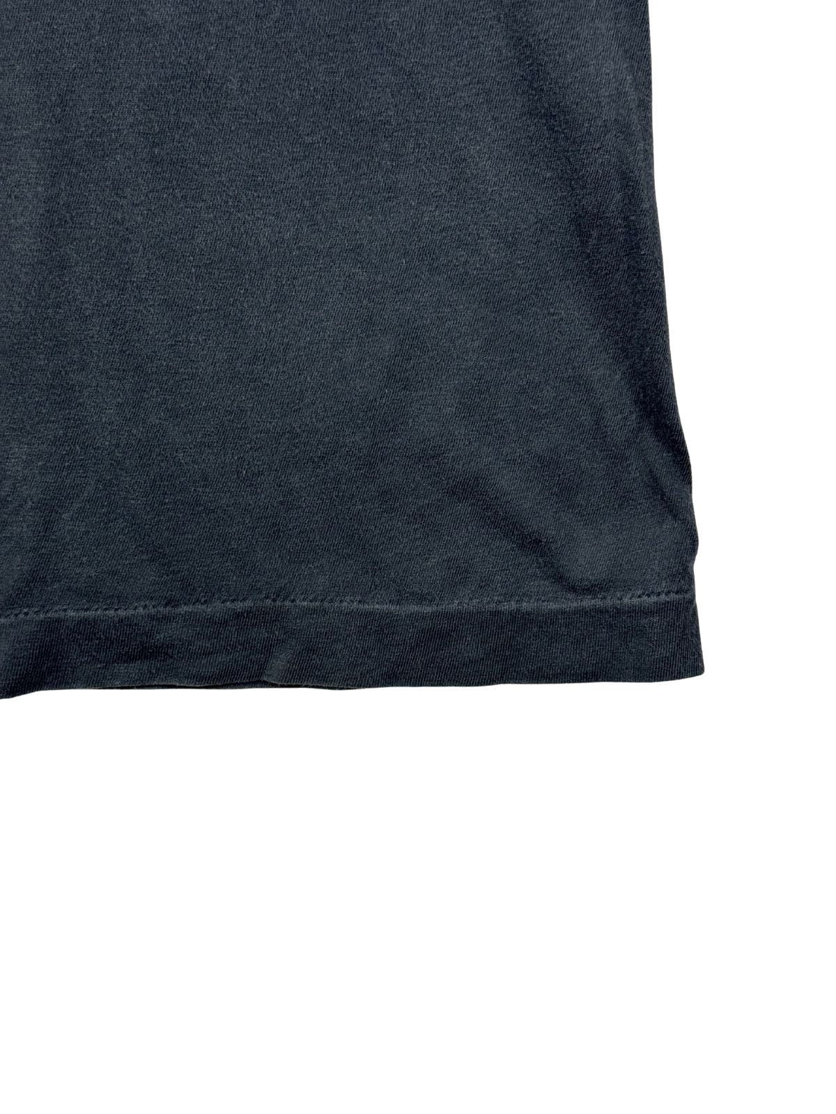 Nahaufnahme des unteren Saums mit Single Stitch Naht, die den charakteristischen Fading-Effekt des alten Baumwollstoffs zeigt.