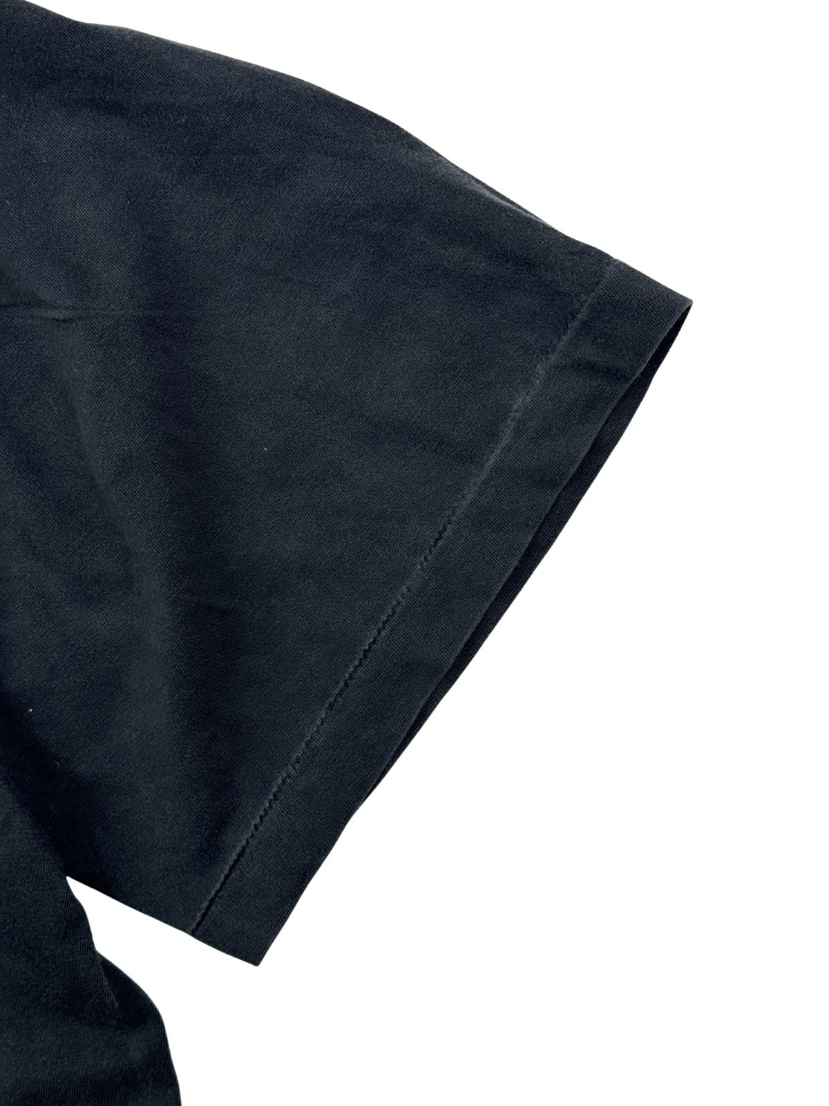 Detailaufnahme der Ärmelnaht mit Single-Stitch-Verarbeitung (Einfachnaht), ein wichtiges Echtheitsmerkmal für originale Vintage-Shirts aus den frühen 90er Jahren.