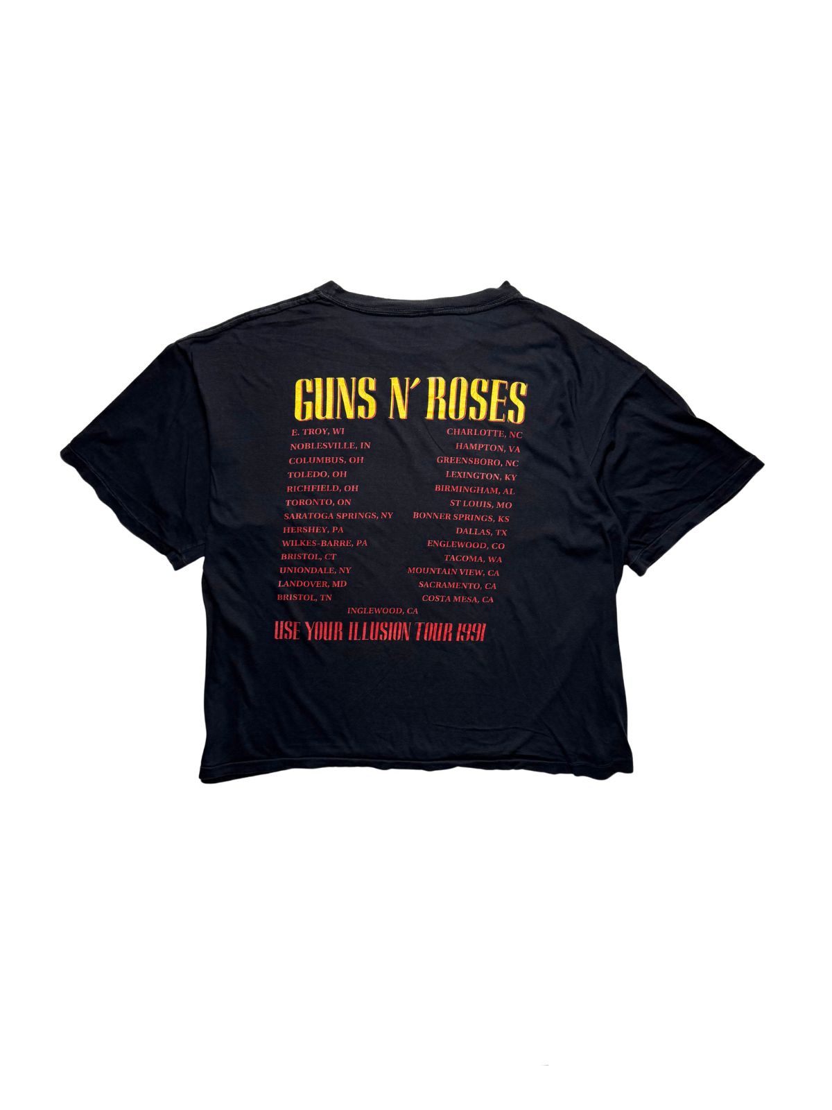 Rückseite des schwarzen Guns N’ Roses Vintage-Shirts von 1991 in der Gesamtansicht mit gelb-rotem Backprint der US-Tourdaten.