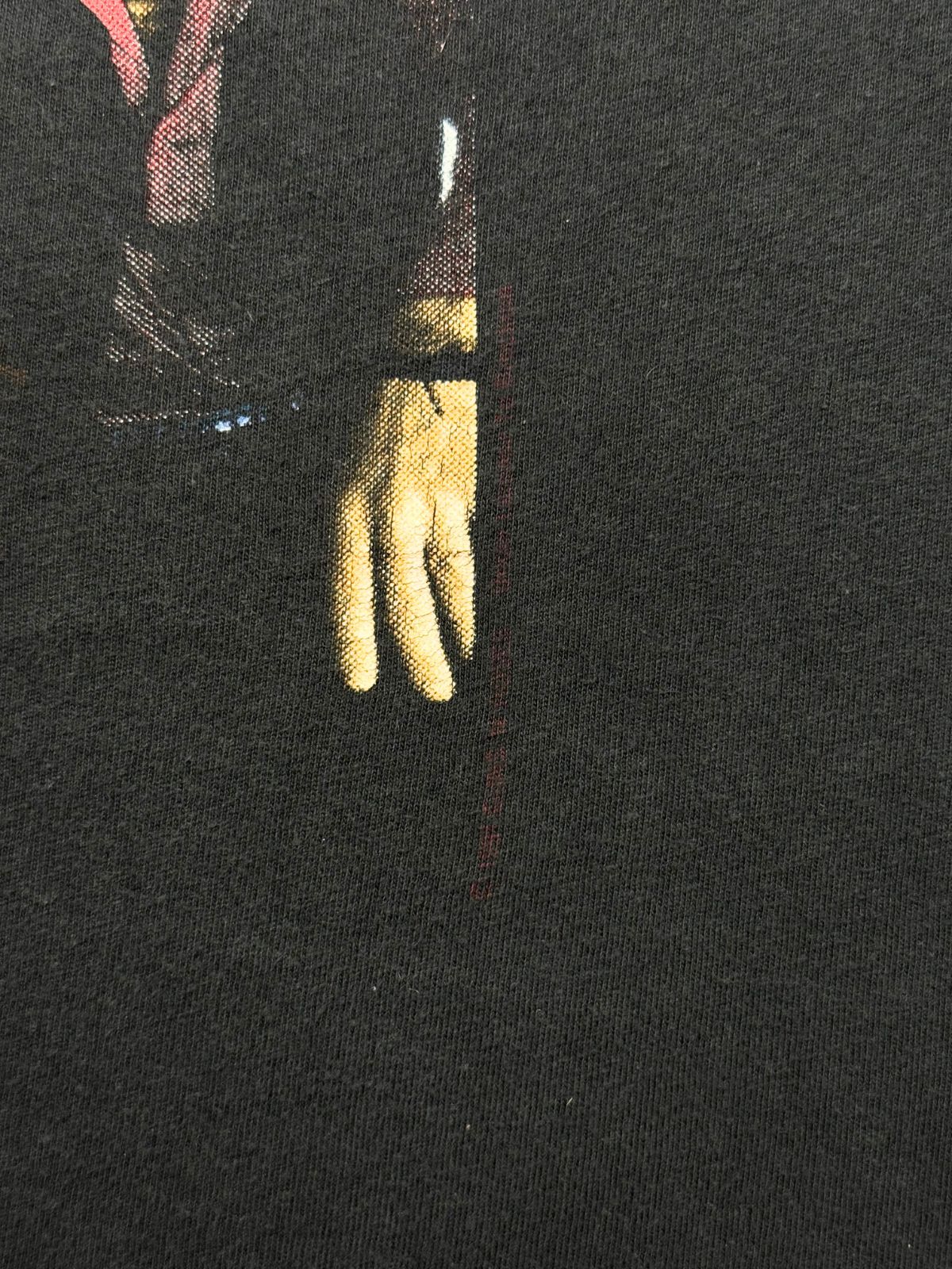 Makroaufnahme der seitlichen Lizenzzeile neben der Print-Grafik zur Echtheitsbestätigung des 1991er Vintage-Shirts.