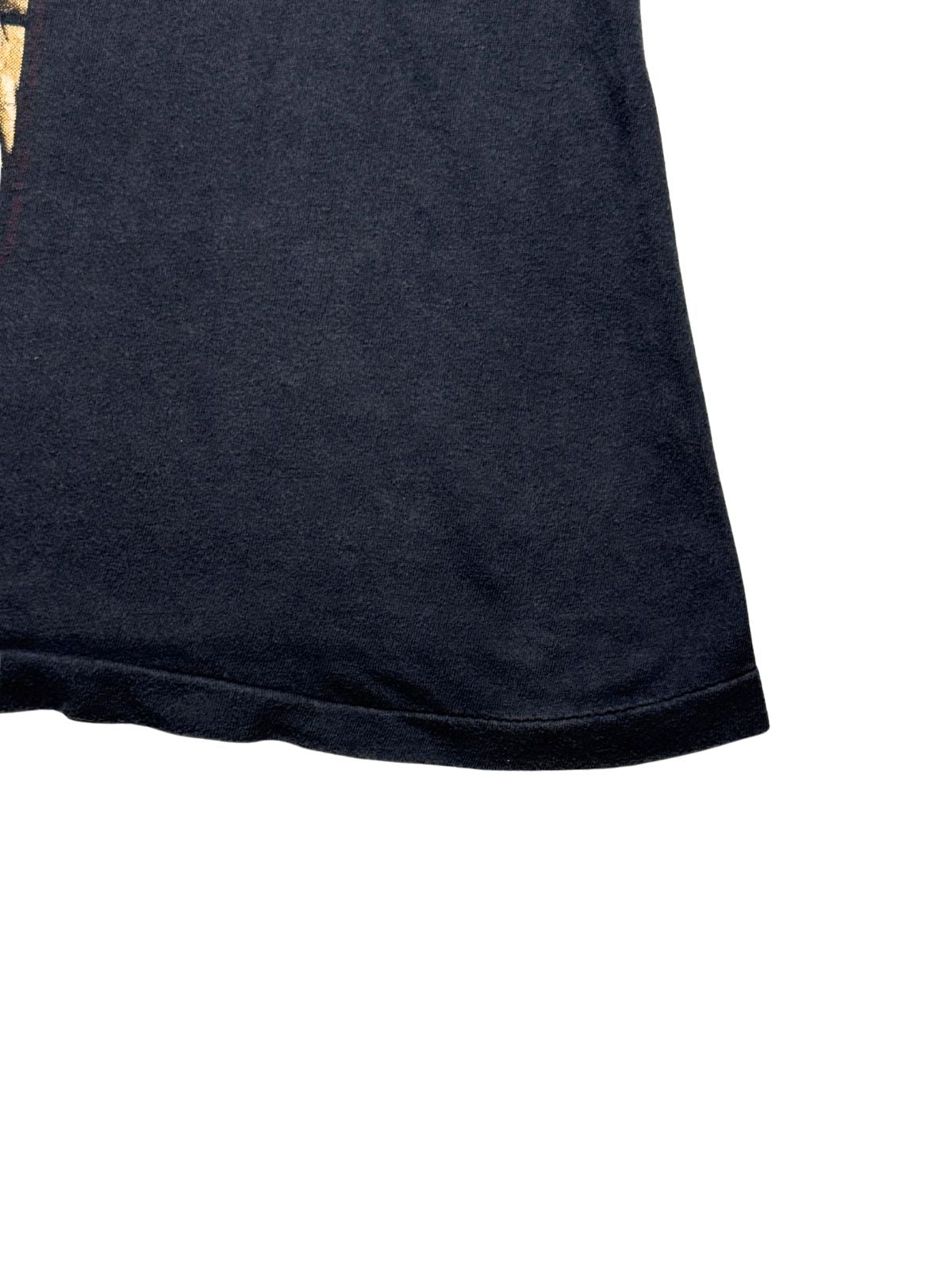 Detailansicht der unteren Saumkante mit sauber verarbeiteter Single-Stitch-Einfachnaht auf gealtertem schwarzen Stoff.